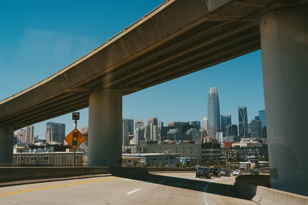 Kilátás San Franciscó Autópályára Felhőkarcolókra Egy Autóból Egy Autó Vezet — Stock Fotó