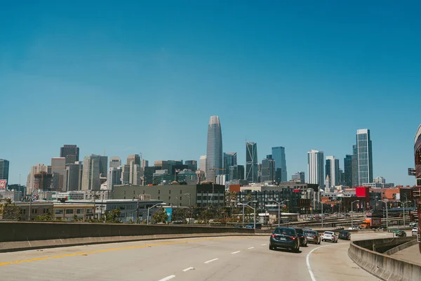 車からサンフランシスコの高速道路や高層ビルの眺め 車は晴れた夏の日にサンフランシスコの高速道路を運転している — ストック写真