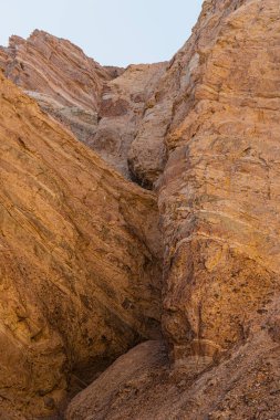 Golden Canyon California 'daki kayaların dokuları. ABD 'deki Ölüm Vadisi Ulusal Parkı' nda Altın Kanyon