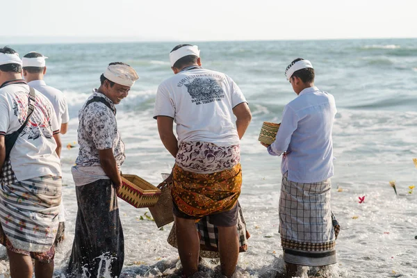 Balili insanlar plajda bir tören yapar. Canggu sahilindeki geleneksel bale töreni.