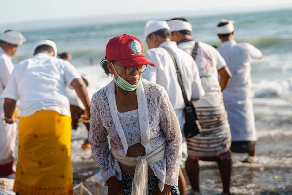 Balinese People Ceremony Beach Smiling Woman Traditional Clothes Medical Mask — Stock Photo, Image