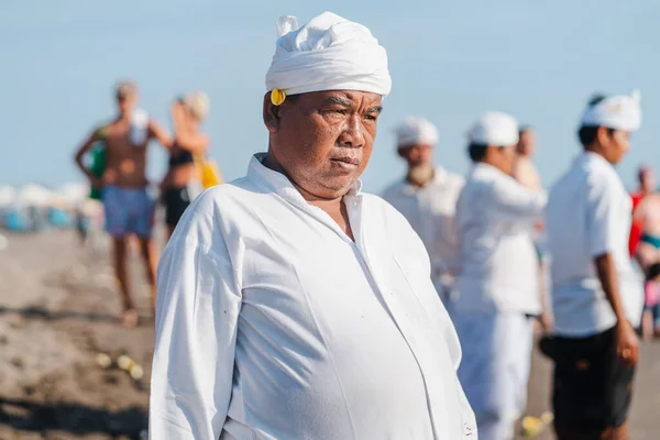 Balinese People Ceremony Beach Balinese Man White Clothes Takes Part — Stock Photo, Image