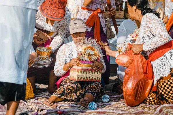 Balinese People Ceremony Beach Woman Collects Offerings Wicker Basket Traditional — Stock Photo, Image