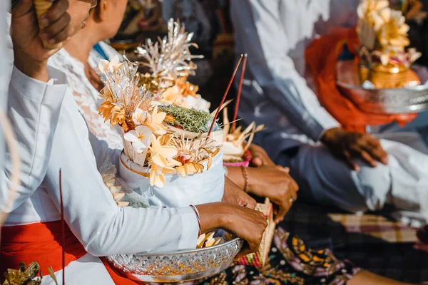 Balijci Dělají Obřad Pláži Žena Sbírá Oběti Proutěném Koši Zblízka — Stock fotografie