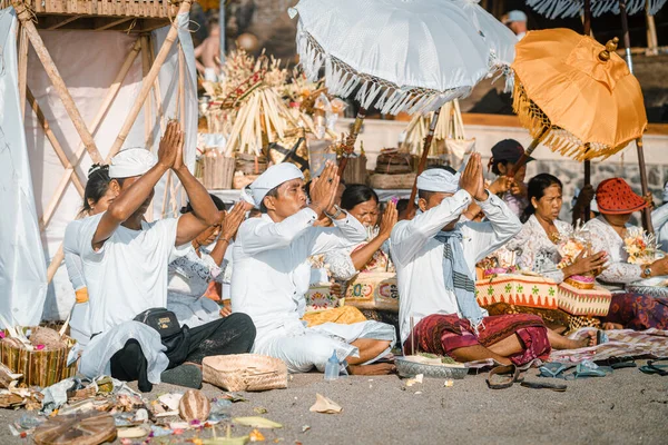 Balili insanlar plajda bir tören yapar. Canggu sahilindeki geleneksel bale töreni.