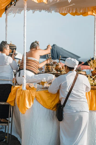 Balinese People Ceremony Beach Balinese Man Gray Beard Takes Part — Stock Photo, Image