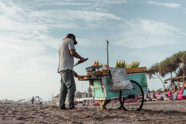 Homem Caminha Longo Praia Com Uma Grande Carroça Frita Milho — Fotografia de Stock