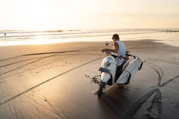 남자가 아름다운 해변에서 자전거를 자전거를 발리의 사람의 모습을 반영하는 — 스톡 사진