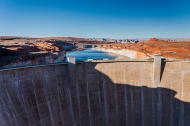 Glen Canyon barajının yakın çekim görüntüsü. Sayfa şehrinde turuncu manzara