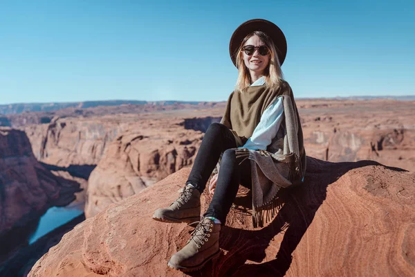 Una Chica Viajera Haciendo Senderismo Horseshoe Bend Arizona Una Chica — Foto de Stock