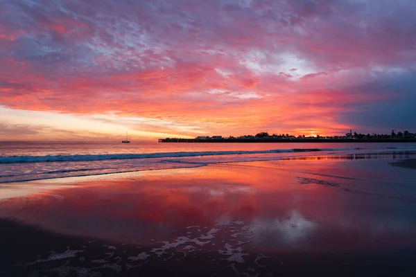 Uskomaton Punainen Auringonlasku Santa Cruzissa Punainen Taivas Rannalla Kaliforniassa — kuvapankkivalokuva