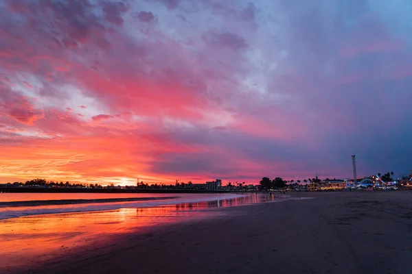 Απίστευτο Κόκκινο Ηλιοβασίλεμα Στη Σάντα Κρουζ Κόκκινος Ουρανός Στην Παραλία — Φωτογραφία Αρχείου