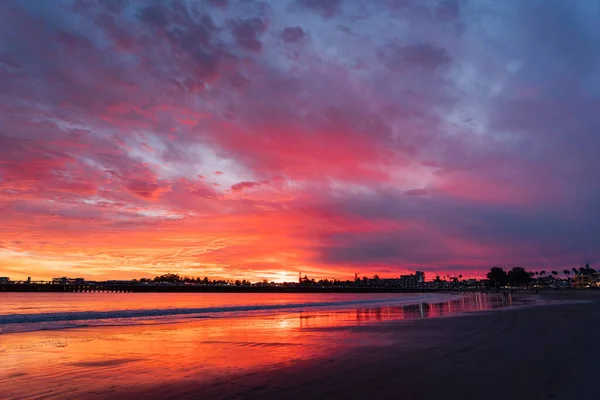 Neuvěřitelný Červený Západ Slunce Santa Cruz Červená Obloha Pláži Kalifornii — Stock fotografie