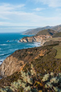 California 'nın Monterey şehrinin yakınlarında güzel bir manzara. Büyük dalgaları ve kayalıkları olan turkuaz bir okyanus.
