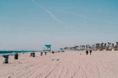 Los Angeles 'ta sadece iki kişinin olduğu boş bir plaj.