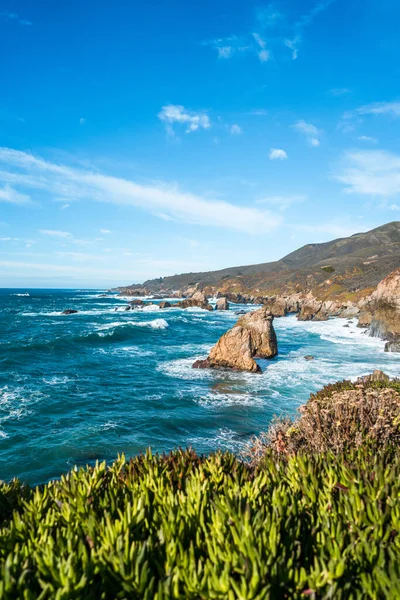 California 'nın Monterey şehrinin yakınlarında güzel bir manzara. Büyük dalgaları ve kayalıkları olan turkuaz bir okyanus.