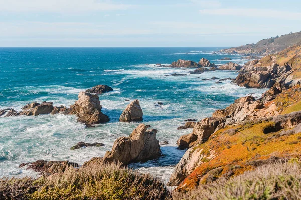 カリフォルニア州のモントレーシティの近くの美しい風景 大きな波と岩の崖とターコイズブルーの海 — ストック写真