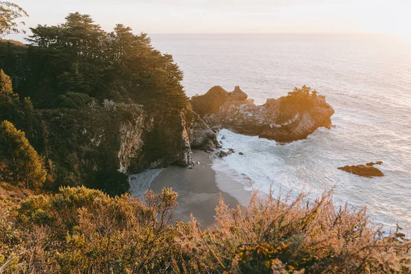 McWay Falls, Big Sur 'da sonbahar günbatımında. Julia Pfeiffer Burns Eyalet Parkı