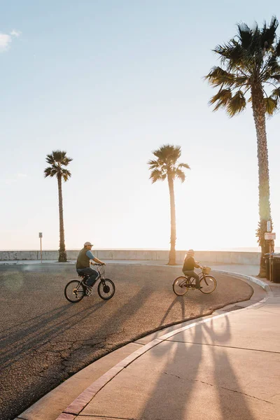 Ιππασία Ποδήλατα Στην Παραλία Ηλιοβασίλεμα — Φωτογραφία Αρχείου