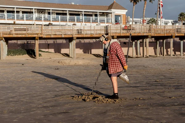 Homme Âge Moyen Cherche Sur Plage Creuseuse Avec Détecteur Métaux — Photo