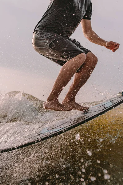 Hombre Deportivo Está Surfeando Los Senderos Tabla Surf Detrás Barco — Foto de Stock