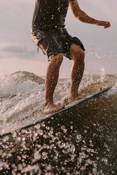 Sportif Surfe Sur Les Pistes Surf Derrière Bateau Wakesurf Sur — Photo