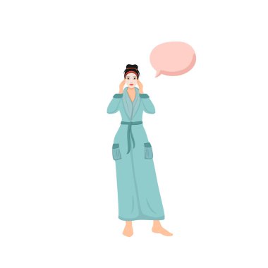 Selfcare düz renk vektörü meçhul karakter. Yüz maskesi takan cüppeli bir kadın. Spa tedavisi. Konuşma baloncuğu olan kişi web grafik tasarımı ve animasyonu için izole çizgi film çizimi