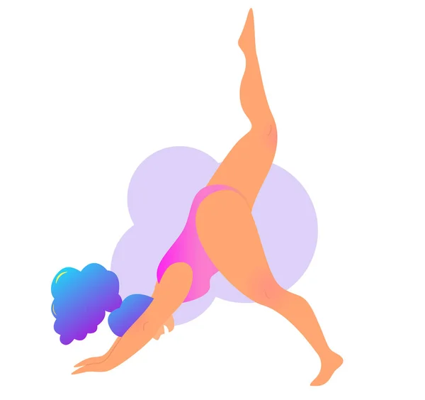 Además tamaño señora con curvas haciendo clase de yoga. Ilustración vectorial aislada en blanco. Concepto de entrenamiento en casa en línea. Asana perro boca abajo o Adho mukha svanasana. Cuerpo positivo . — Vector de stock