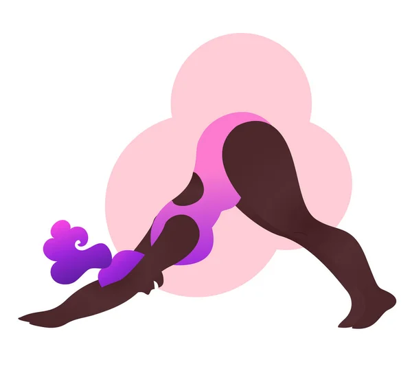 Ditambah ukuran hitam curvy lady melakukan kelas yoga. Ilustrasi vektor diisolasi dengan warna putih. Latihan online. Bodypositive. Gadis Afrika Amerika yang menarik. Arasana menghadap ke bawah atau svanasana Adho mukha. - Stok Vektor