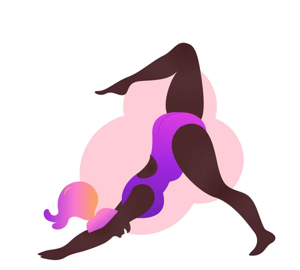 Además tamaño negro señora con curvas haciendo clase de yoga. Ilustración vectorial aislada en blanco. Entrenamiento en línea. Bodypositive. Atractiva chica afroamericana. Abajo hacia el perro asana o Adho mukha svanasana . — Vector de stock