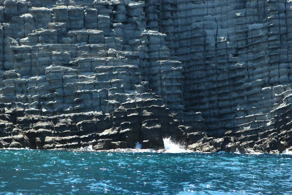  Kıyı şeridi boyunca uzanan kayaların yapısı, Gökçeada Adası, Türkiye