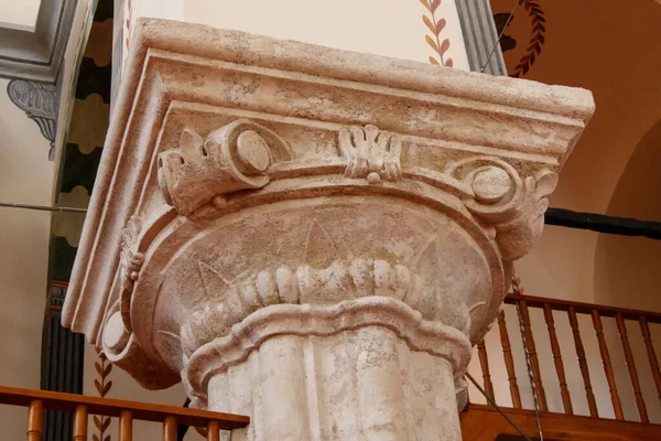 İstanbul 'daki eski Pantocrator (Zeyrek Camii) kilisesinden bir mimari detay