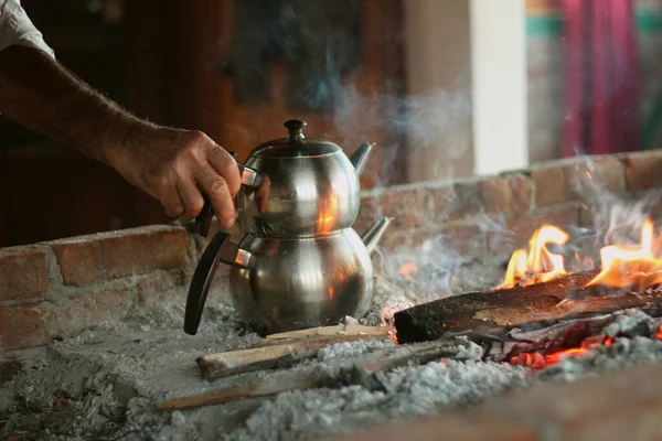 Çelik çaydanlıkta Türk çayı pişirmek
