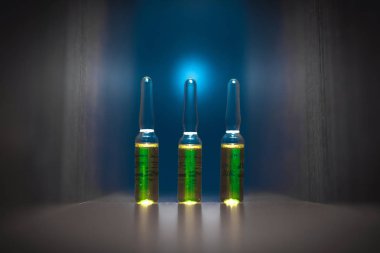 sporda doping kavramı. Parlak yeşil içeriği ile parlak ampul: diüretikler, peptid hormonlar, anabolik steroidler, ağrı kesiciler, uyarıcılar. sanatsal karanlık filtre. düşük anahtar fotoğraf