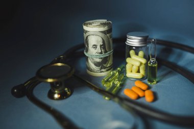 Tıp hapları veya kapsül, para ile dolar. Tıbbi ya da eczane reçete sağlık için. İş, finans kavramı. Sağlıklı yaşam maliyeti. Uyuşturucu şişe
