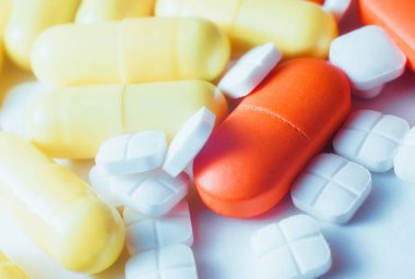 Makro portre renkli hapları beyaz seçici odak