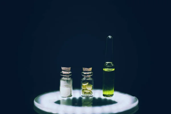 Χημικά φάρμακα τύπους: σκόνες, χάπια, υγρό σε αμπούλες. Εθισμός αντίληψη σε μαύρο φόντο. καλλιτεχνικό σκούρο φίλτρο. χαμηλή βασική φωτογραφία — Φωτογραφία Αρχείου