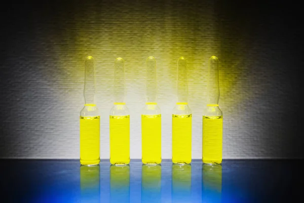 Żółty odurzających, substancji chemicznych, witamin w ampułkach na białym tle — Zdjęcie stockowe