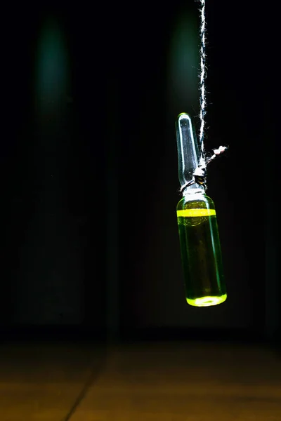 Concepto de pena de muerte. La ampolla está suspendida en un bucle suicida. eutanasia con la ayuda de productos químicos. Sí o no. — Foto de Stock