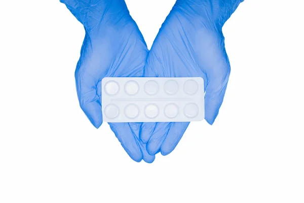 Mit Tabletten Kapsel Medikamente in der Hand Latex-Handschuh weißen Hintergrund. Medizin für verschiedene Krankheiten Krankenhauskonzept. — Stockfoto