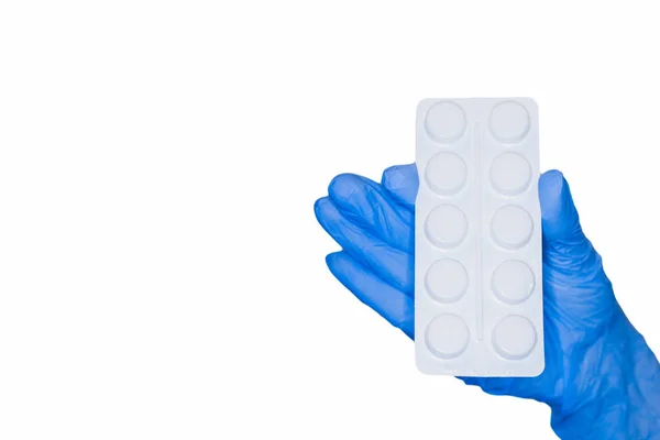 Segurando pílula drogas cápsula na luva de látex mão fundo branco. medicina para várias doenças conceito hospitalar . — Fotografia de Stock