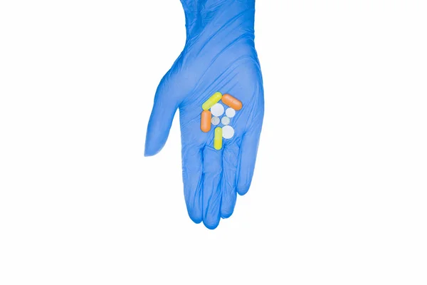 Veruntreuung von Krankenhausmedikamenten. grüne Kapseln, Pillen, Ampulle von Hand in medizinischem Handschuh gehalten, isoliert auf weißem Hintergrund. — Stockfoto