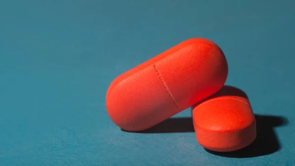 의료의 두 빨간 캡슐 약 고립 된 배경 — 스톡 사진