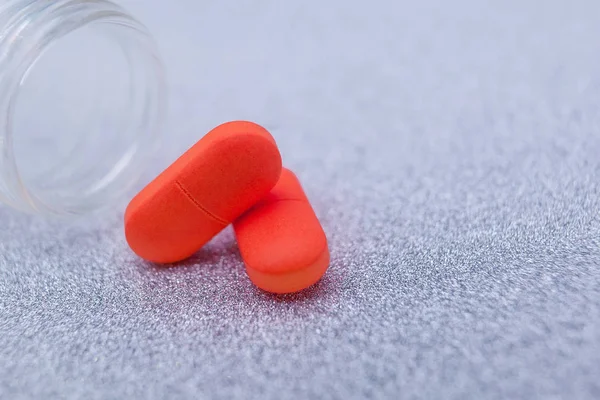 의료의 두 빨간 캡슐 약 고립 된 배경 — 스톡 사진