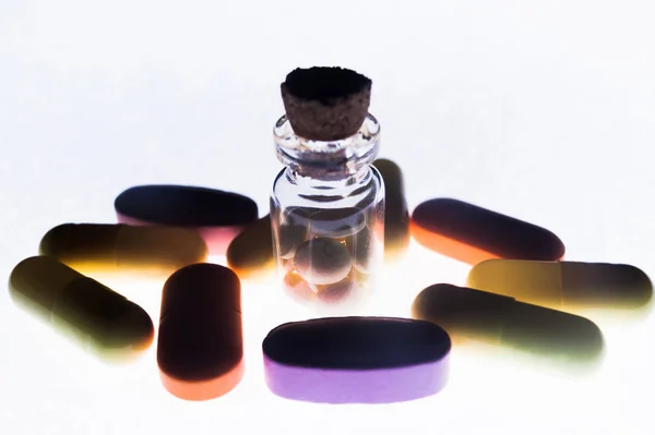 Medicamentos comprimidos variados cápsulas para mulheres isoladas em fundo branco — Fotografia de Stock