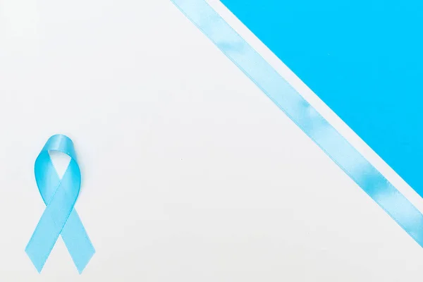 Cinta azul de concienciación contra el cáncer con rastro sobre fondo blanco . — Foto de Stock