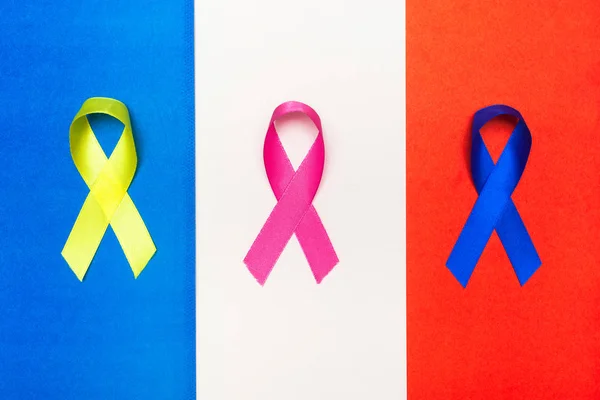 Centre international de recherche sur le cancer. Journée mondiale du cancer. Rubans colorés, sensibilisation au cancer . — Photo