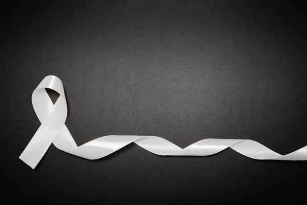 Ruban anti-cancer du poumon, ruban blanc, symbole de lutte contre le cancer respiratoire — Photo