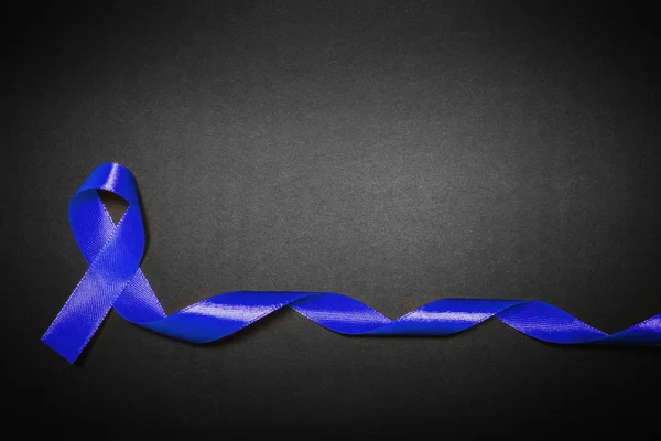 Concept de médecine, de soins de santé et de symbolique - gros plan sur le ruban bleu de sensibilisation au cancer de la prostate — Photo
