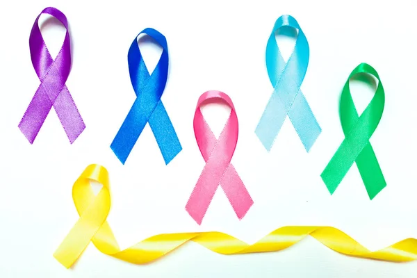 World cancer day bakgrund. Färgglada band, medvetenhet — Stockfoto
